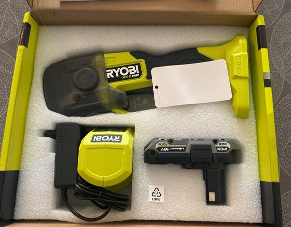 boite avec les accessoires du sécateur électrique ryobi one+