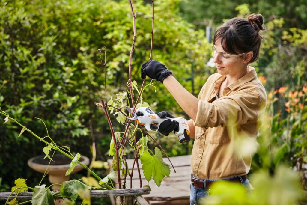 jardinier qui utilise un sécateur stihl